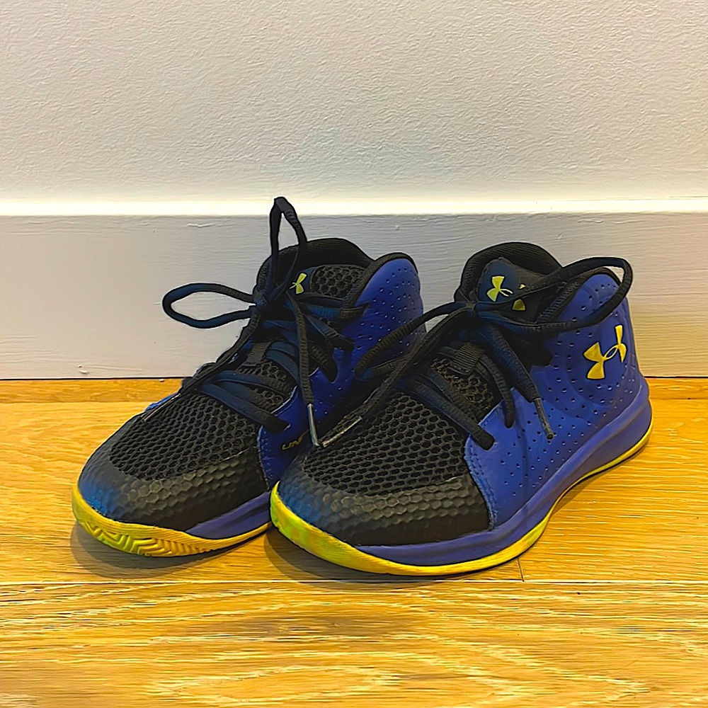 Boys Under Armour Basketball Shoes, Size 12.5K
